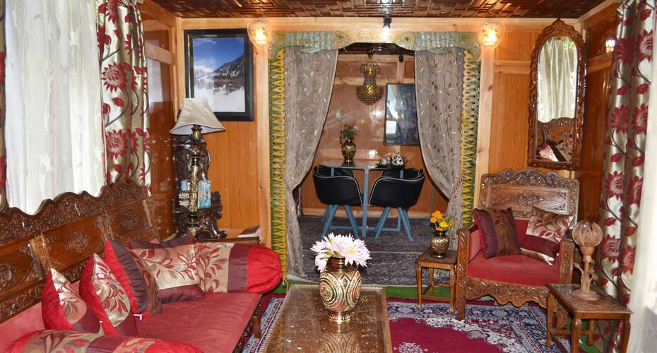 Young Shalimar Houseboat, Srinagar 3